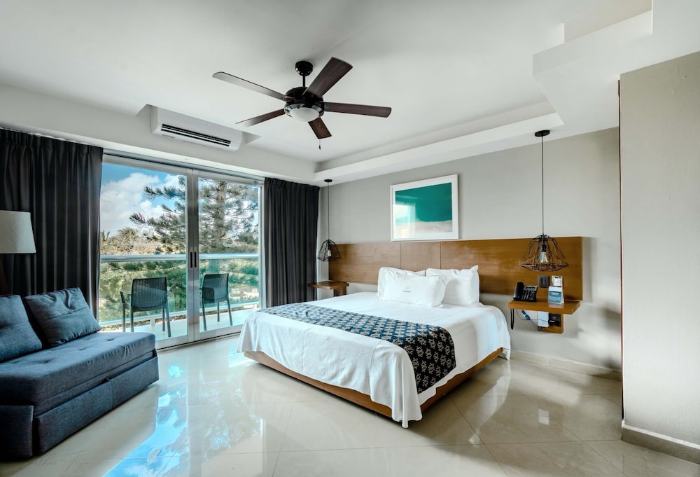Standard Room, 1 king Bed Lagoon View photo 1