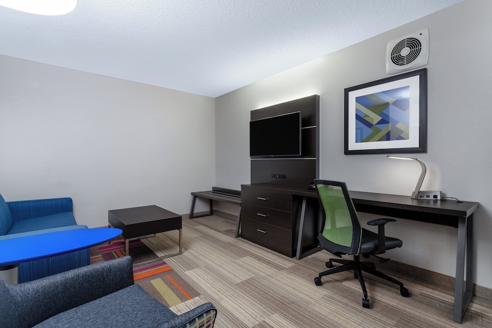 Suite, 2 Bedrooms - Photo 9