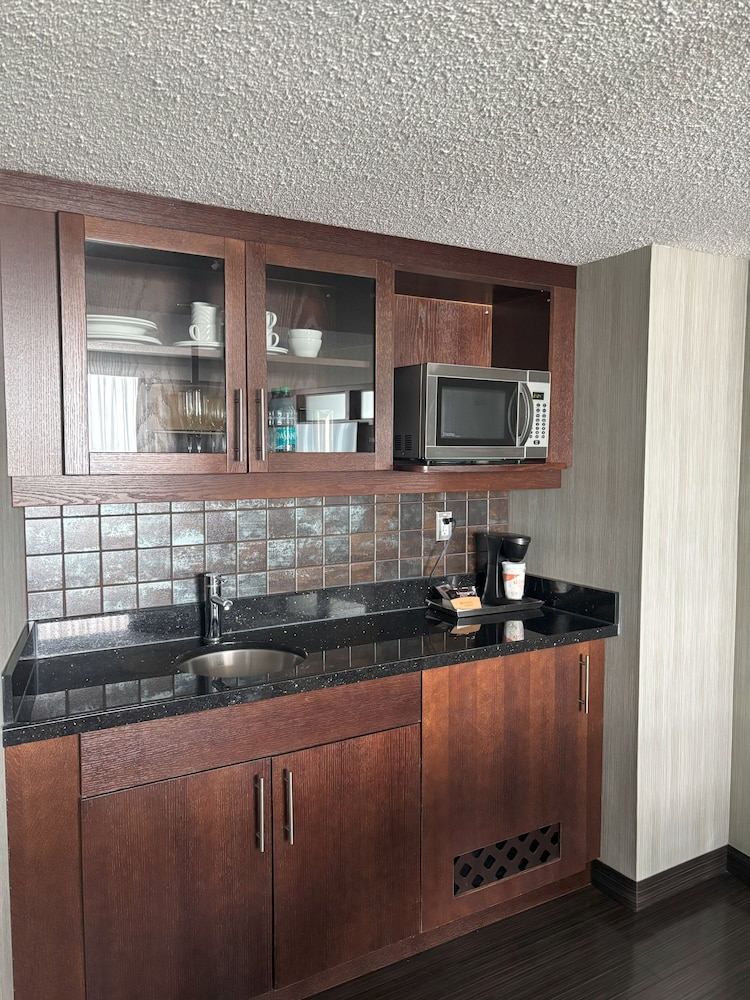 Studio Suite, 1 King Bed with Sofa bed, Non Smoking