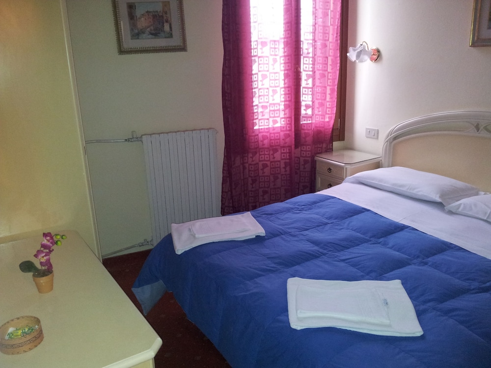 Standard Double or Twin Room, Shared Bathroom photo 3