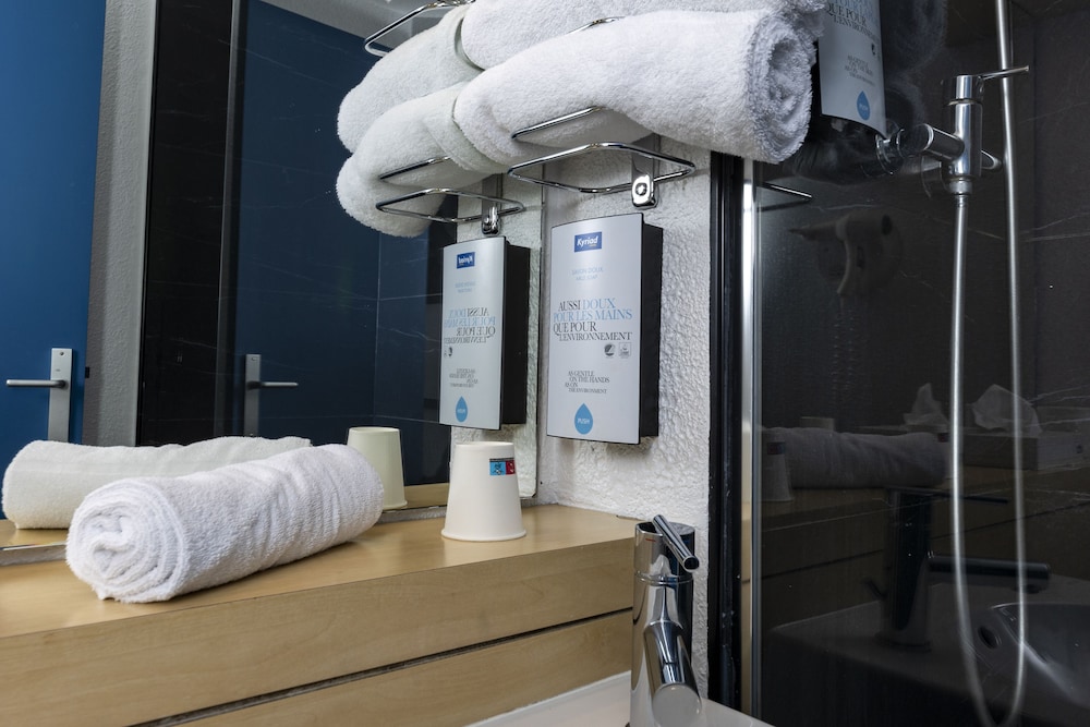 Standard Room, Multiple Beds - Photo 10