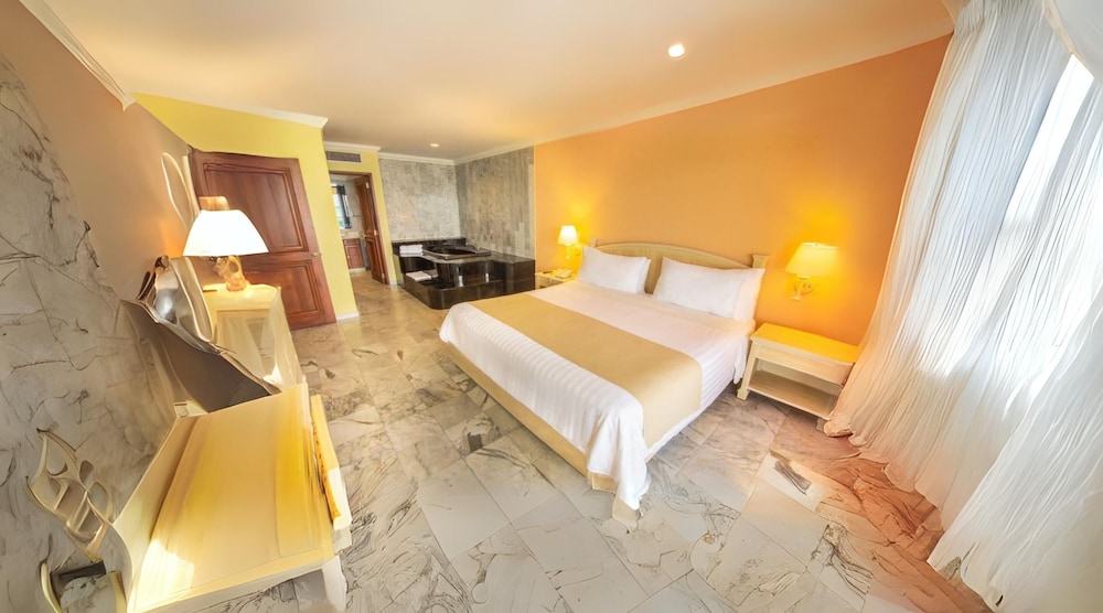 Standard Single Room, 1 Queen Bed, Sea View photo 2