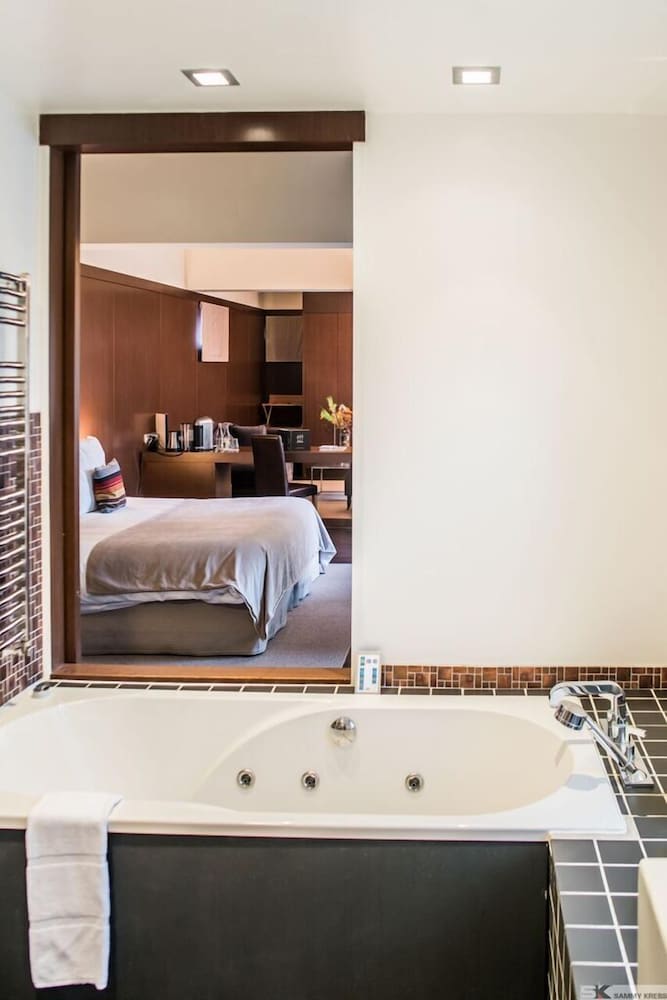 Suite with Spa Bath photo 3