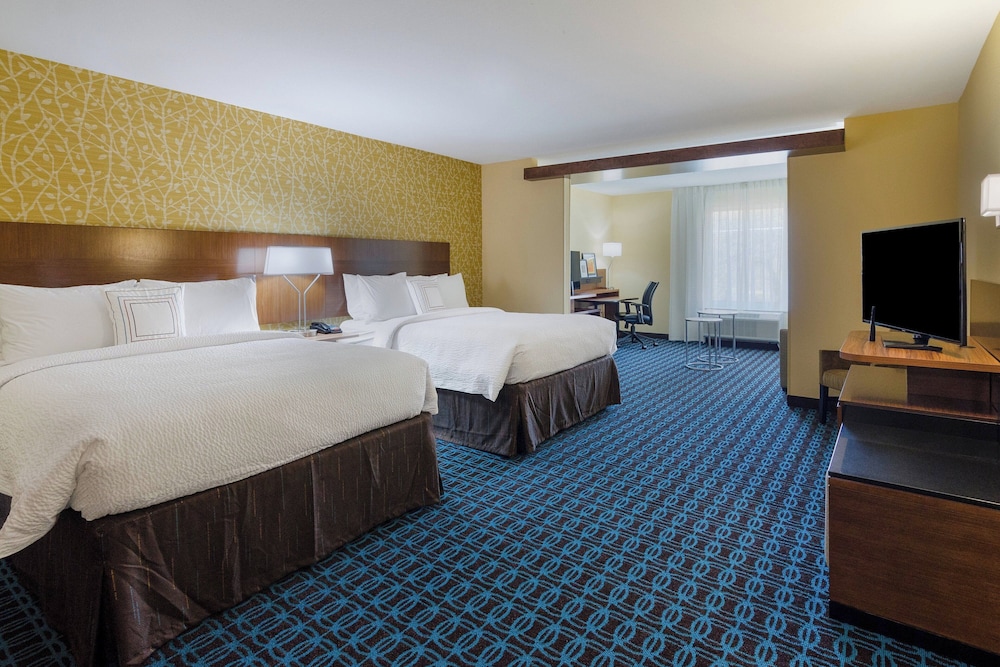Suite, Multiple Beds (Mobility/Hearing Accessible, Tub)