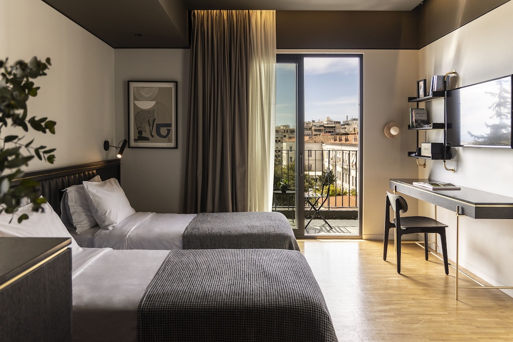 Deluxe Room, Balcony thumbnail 5