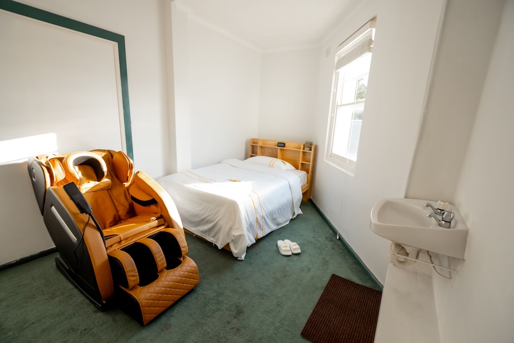 Deluxe Single Room, Shared Bathroom photo 2