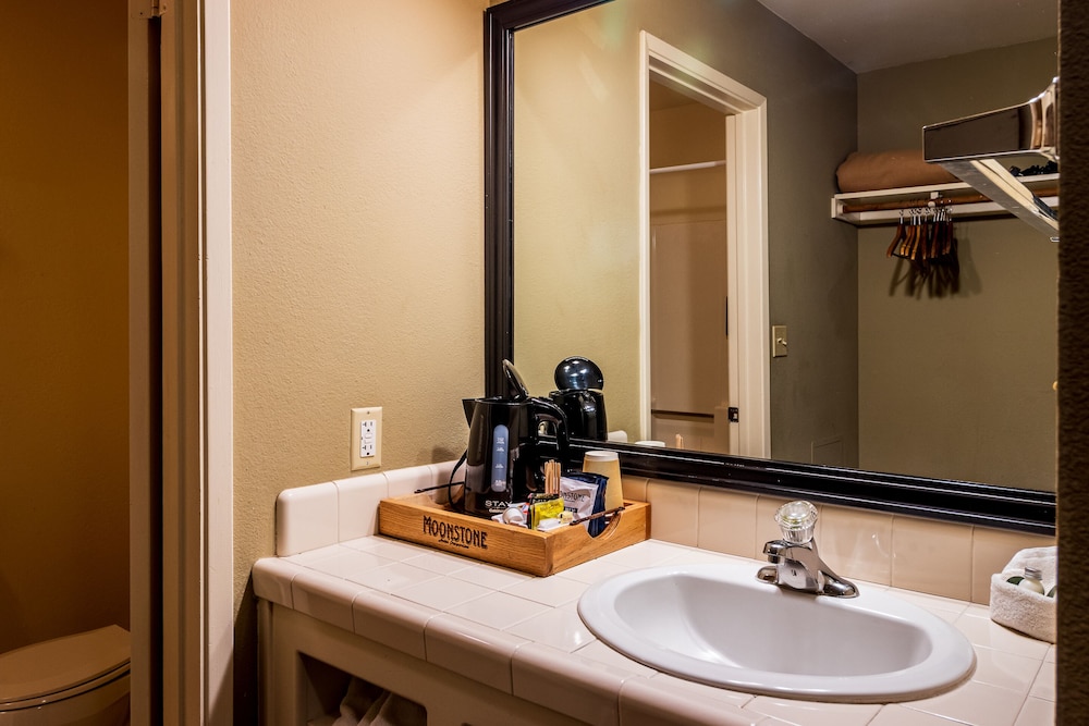 Standard Room, 2 Queen Beds - Photo 4