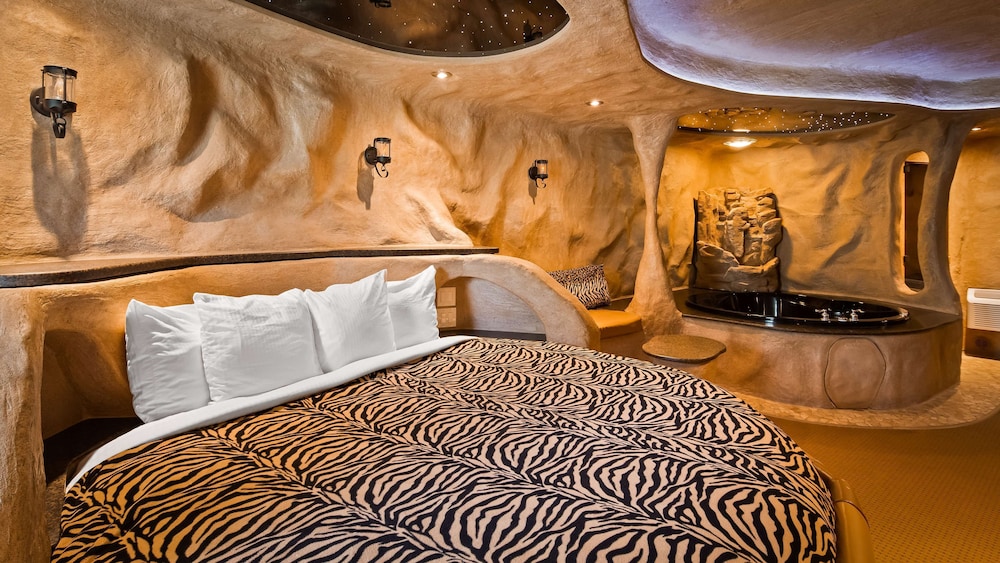 Suite, 1 King Bed, Non Smoking, Jetted Tub - Photo 3