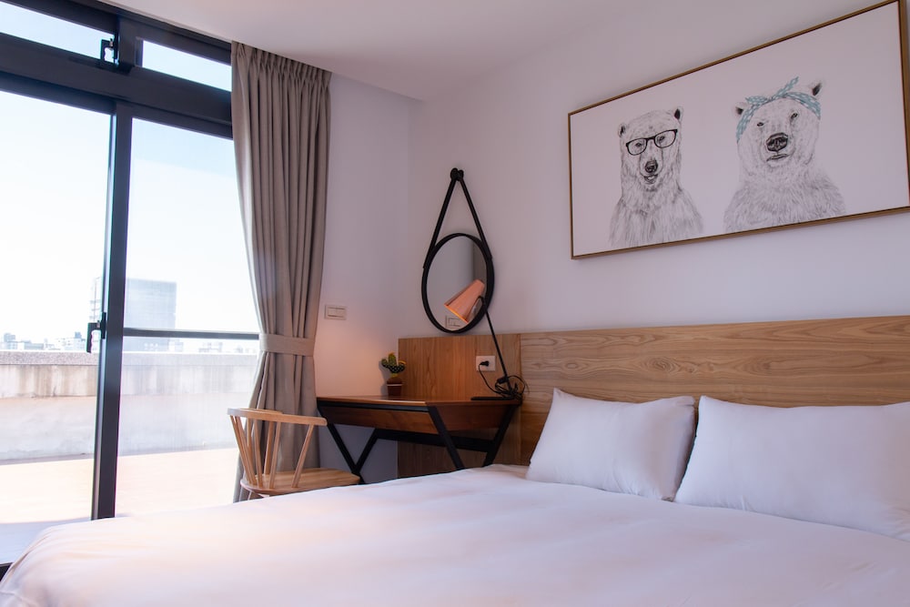 Deluxe Loft, 1 Queen Bed, Non Smoking, City View