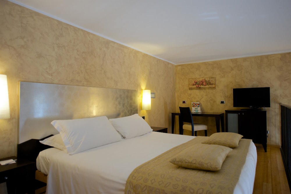 Family Room, Multiple Beds, Non Smoking, Mezzanine (Larger Room) - Photo 13