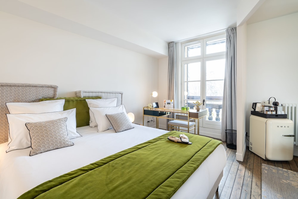 Classic Suite, 1 King Bed, Bathtub (Roomy Suite)