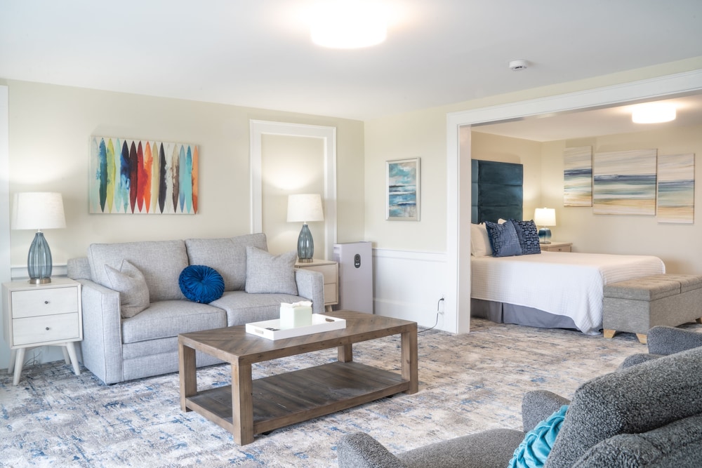 Oceanfront Queen Suite w/ Kitchen