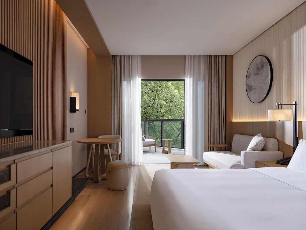 Room, 1 King Bed, Hill View photo 1