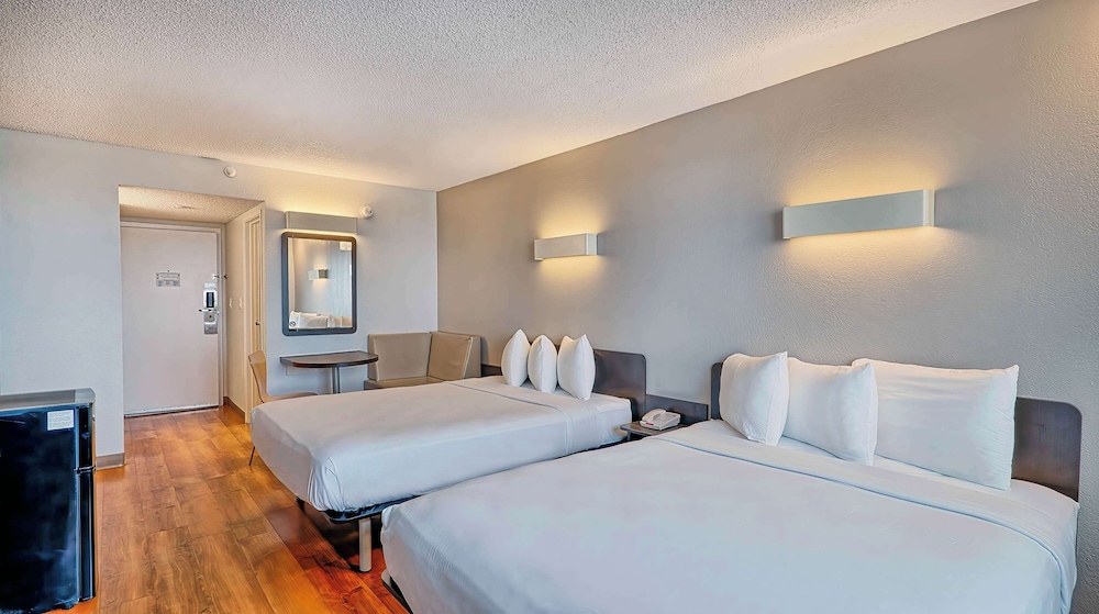 Standard Suite, 2 Queen Beds, Non Smoking, Refrigerator & Microwave - Photo 3