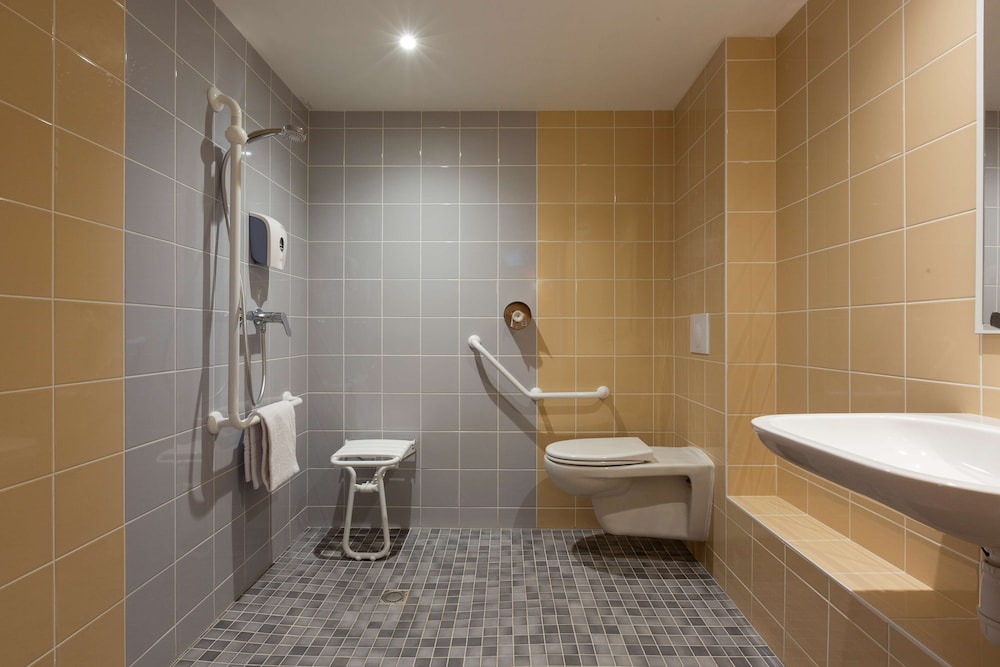 Standard Triple Room, Multiple Beds - Photo 4