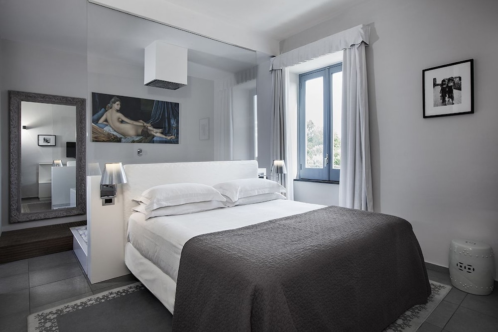 Suite, 1 King Bed, Bathtub - Photo 1