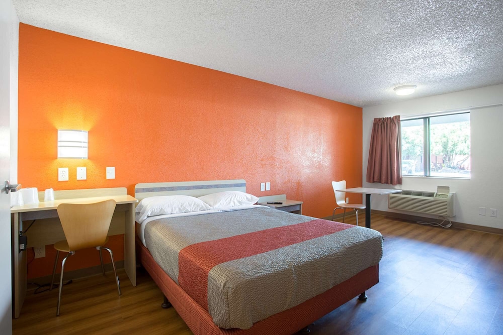 Standard Room, 1 Queen Bed, Smoking photo 2