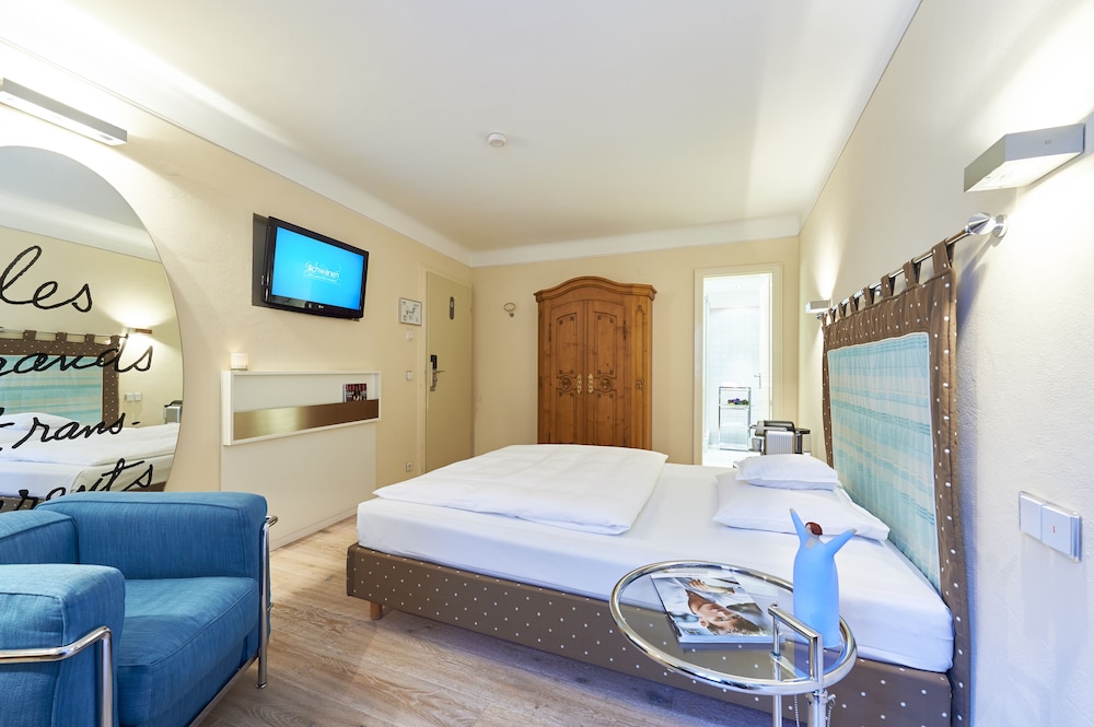 Double Room (Small with 1 Queen bed, 1,40m)