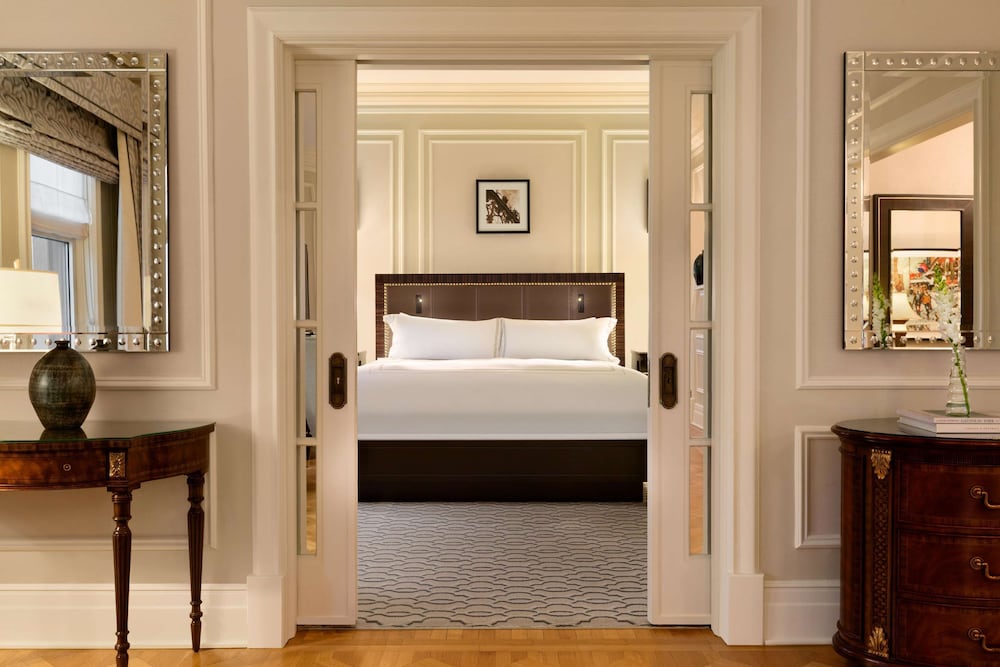 Corner Suite, 1 King Bed - Photo 2