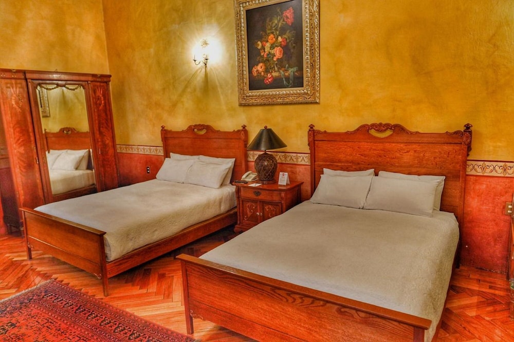 Royal Studio Suite, 2 Queen Beds - Photo 1