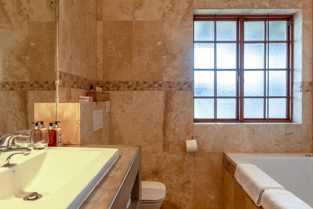 Honeymoon Suite, Multiple Beds - Photo 18