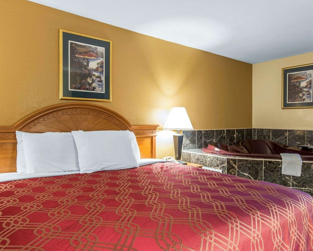 Room, 1 King Bed, Non Smoking, Hot Tub - Photo 4