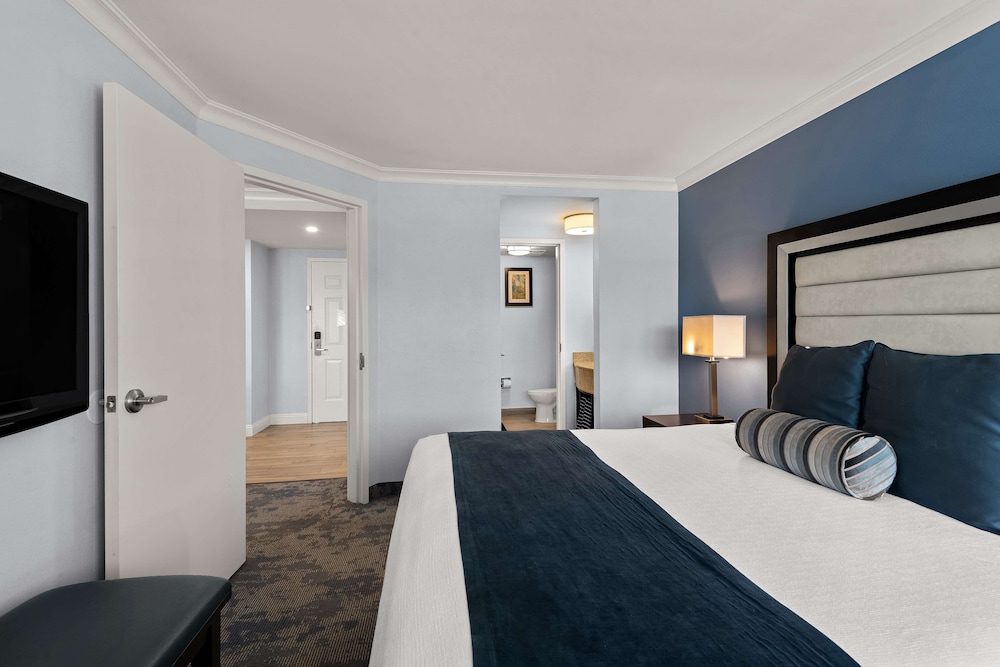 Suite, 1 King Bed, Accessible, Kitchen (With Sofabed) - Photo 3