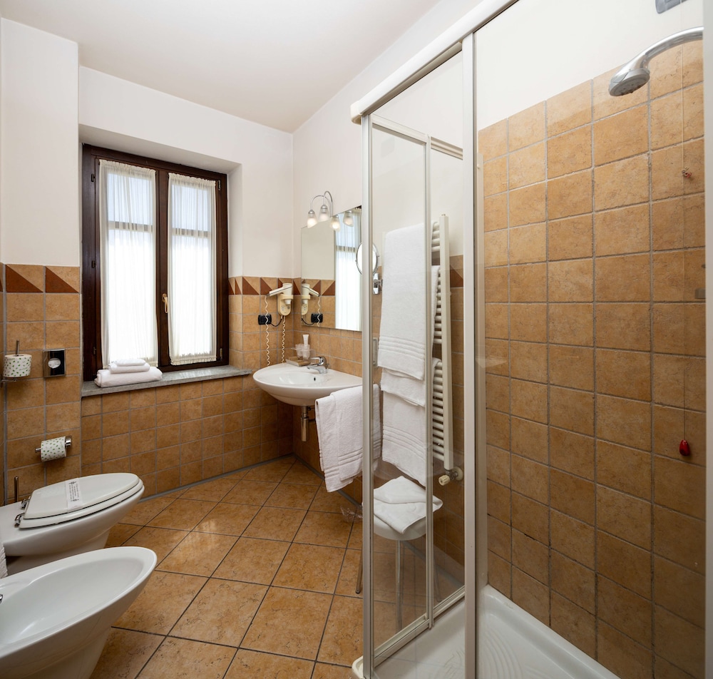 Standard Room, Multiple Beds - Photo 4