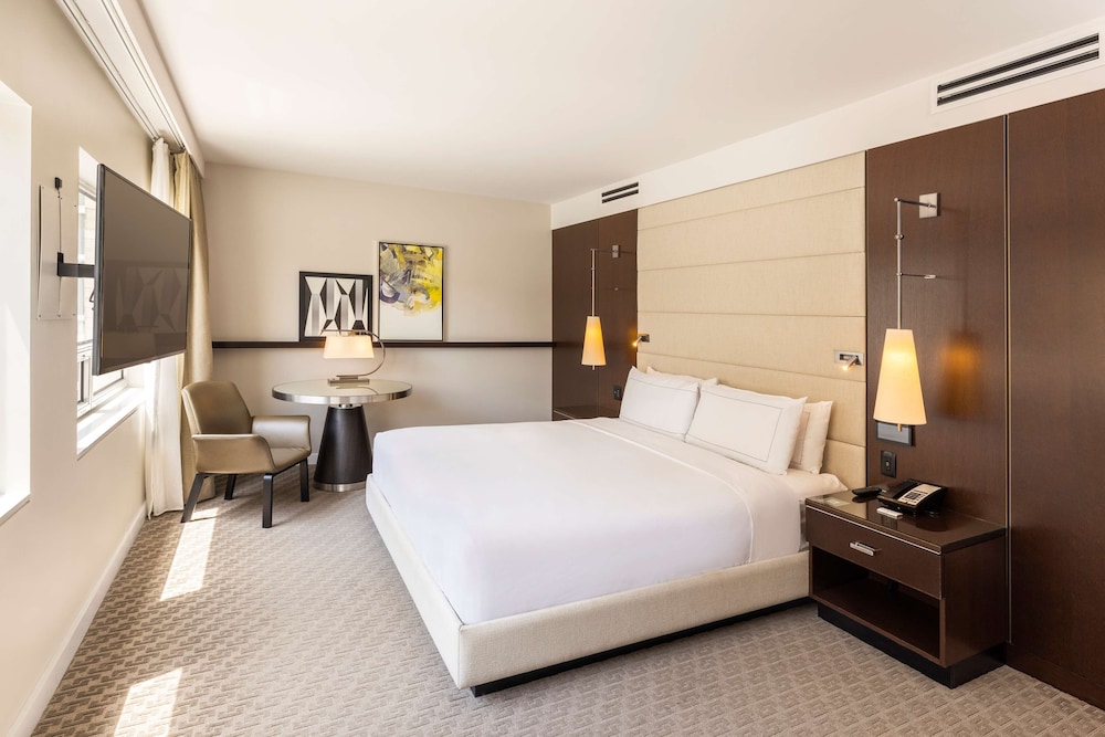 Suite, 1 King Bed, Accessible, Bathtub (Mobility & Hearing) - Photo 2
