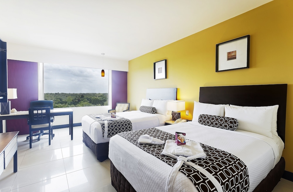 Standard Room, 2 Queen Beds, Accessible, Club Lounge Access - Photo 7