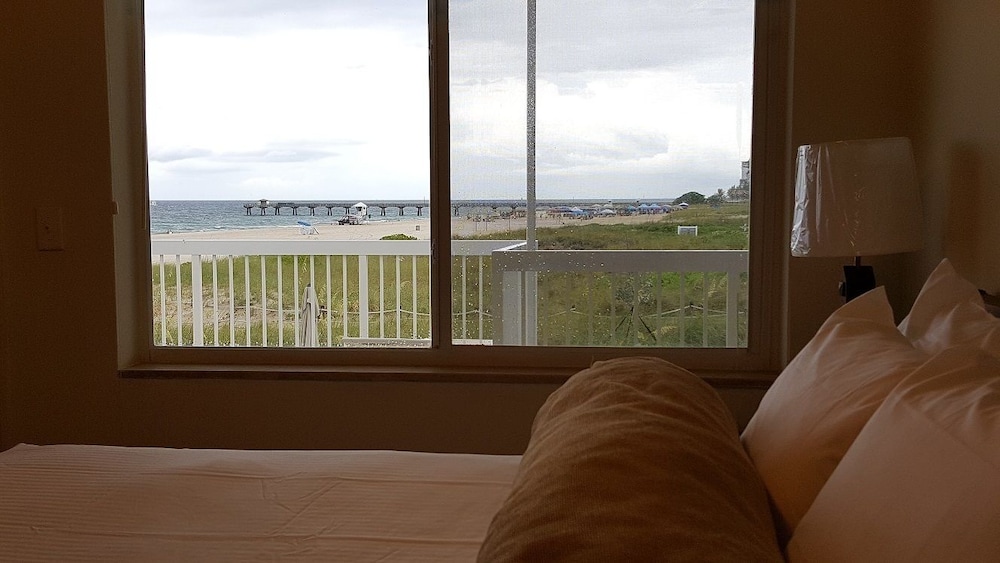 Traditional Room, 1 King Bed, Pool Access, Mezzanine photo 3