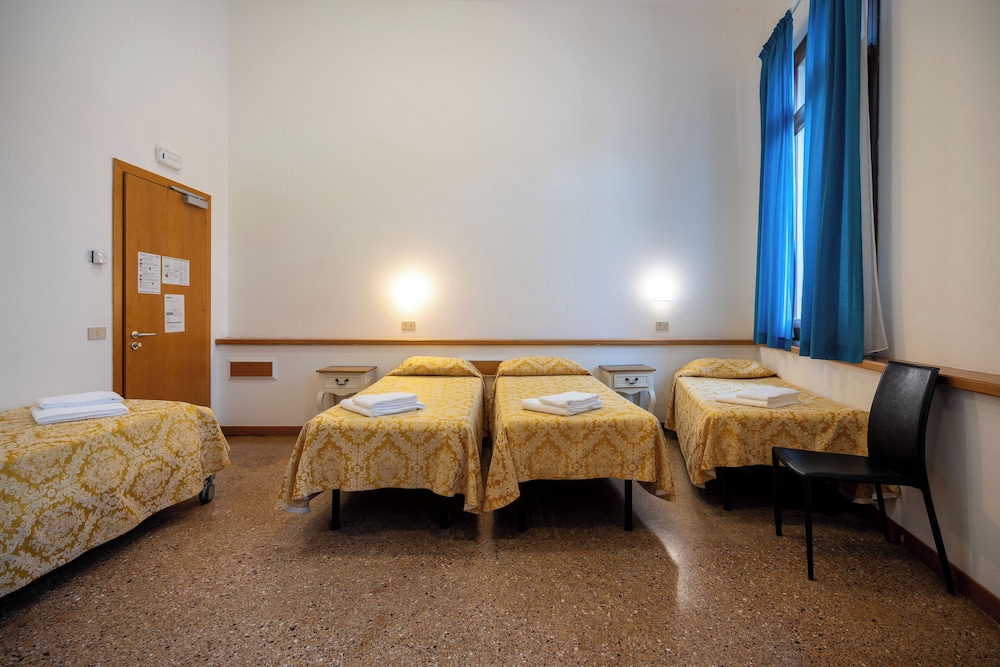 Basic Triple Room, Canal View photo 2