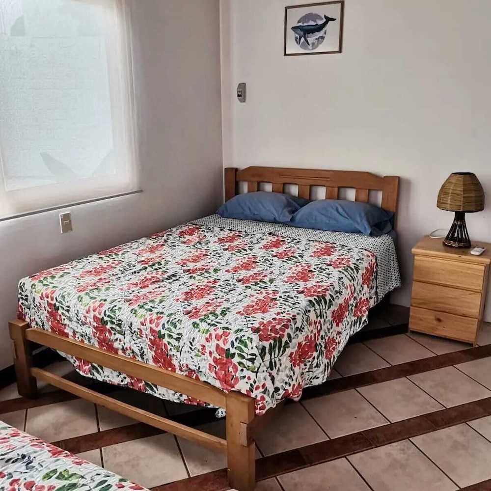Family House, 4 Bedrooms, Pool Access, Ocean View photo 2