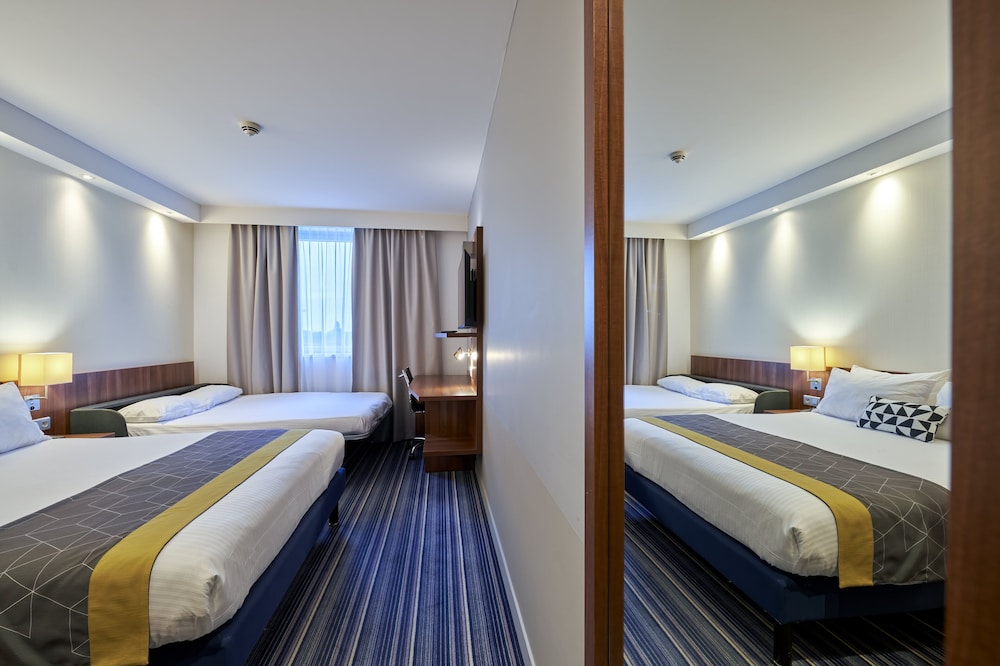 Standard Room, 1 Queen Bed with Sofa bed (Free Breakfast) thumbnail 5