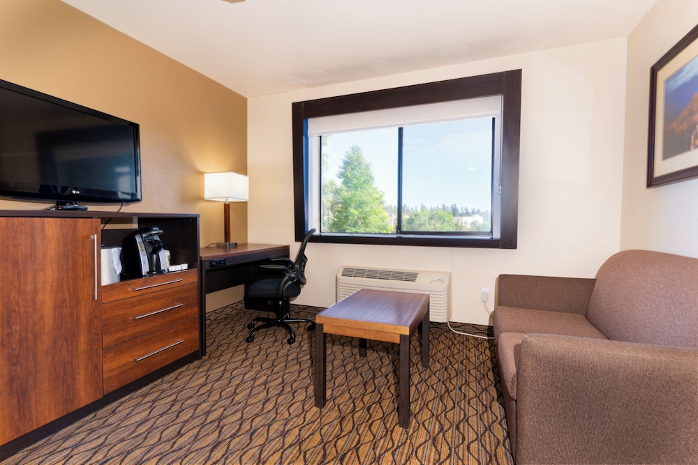 Suite, 1 Bedroom - Photo 2
