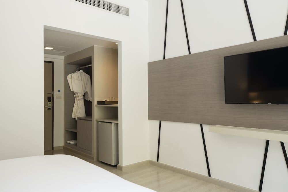Deluxe Room, 1 King Bed - Photo 3