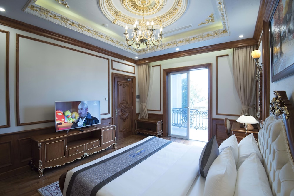 Presidential Suite, Club Lounge Access, Garden View photo 2