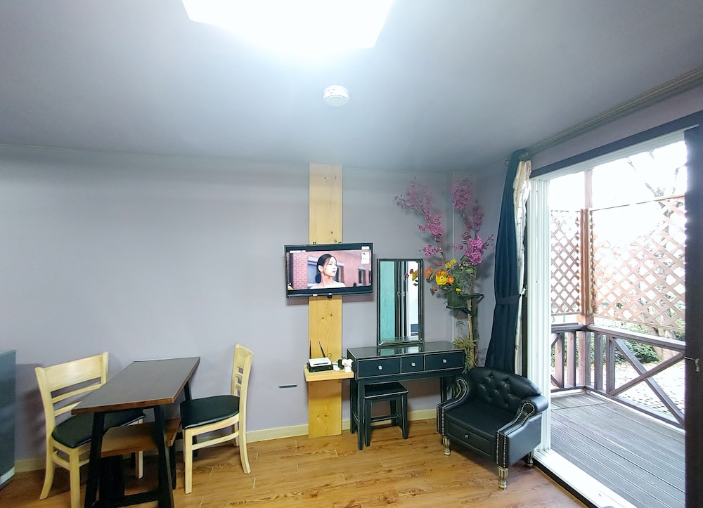 Classic Twin Room (12 PY, Yanggwibi) photo 3