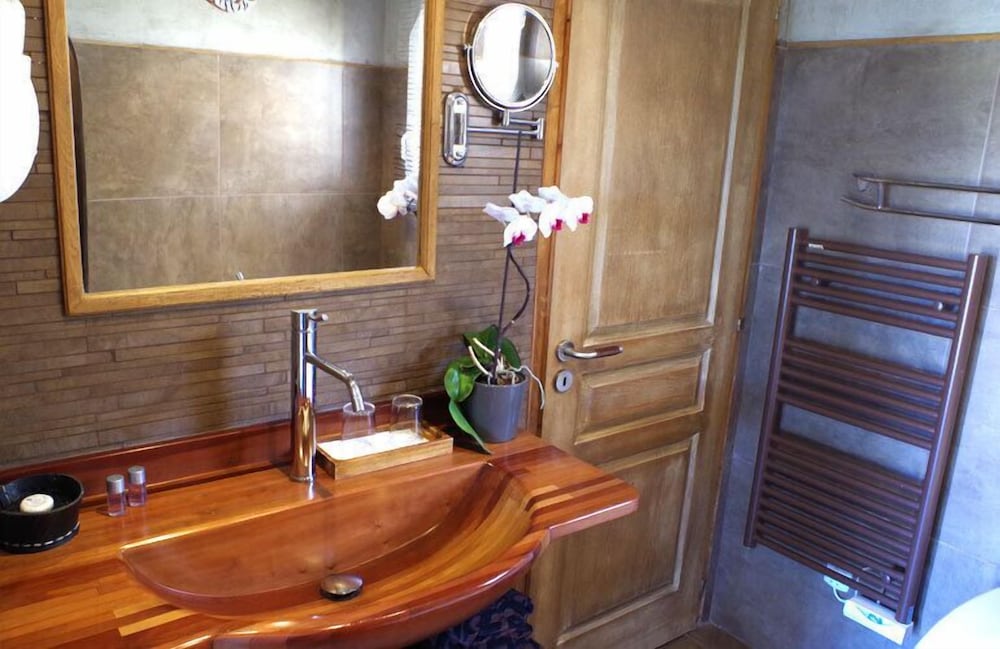 Double Room, 1 Queen Bed, Jetted Tub (Macao) photo 3