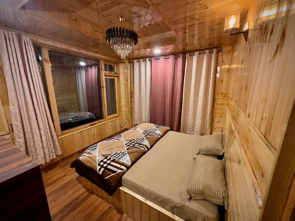 Deluxe Double Room, 1 King Bed, Balcony, Mountain View
