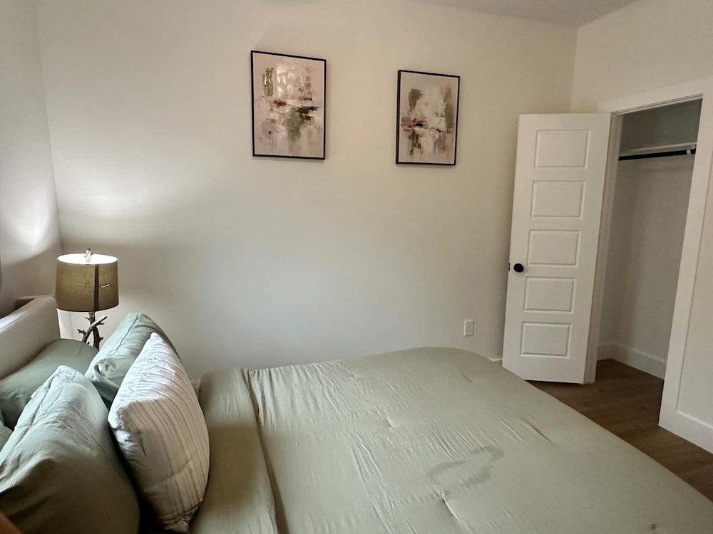 Cozy 3br Retreat With Yard, Billede 11