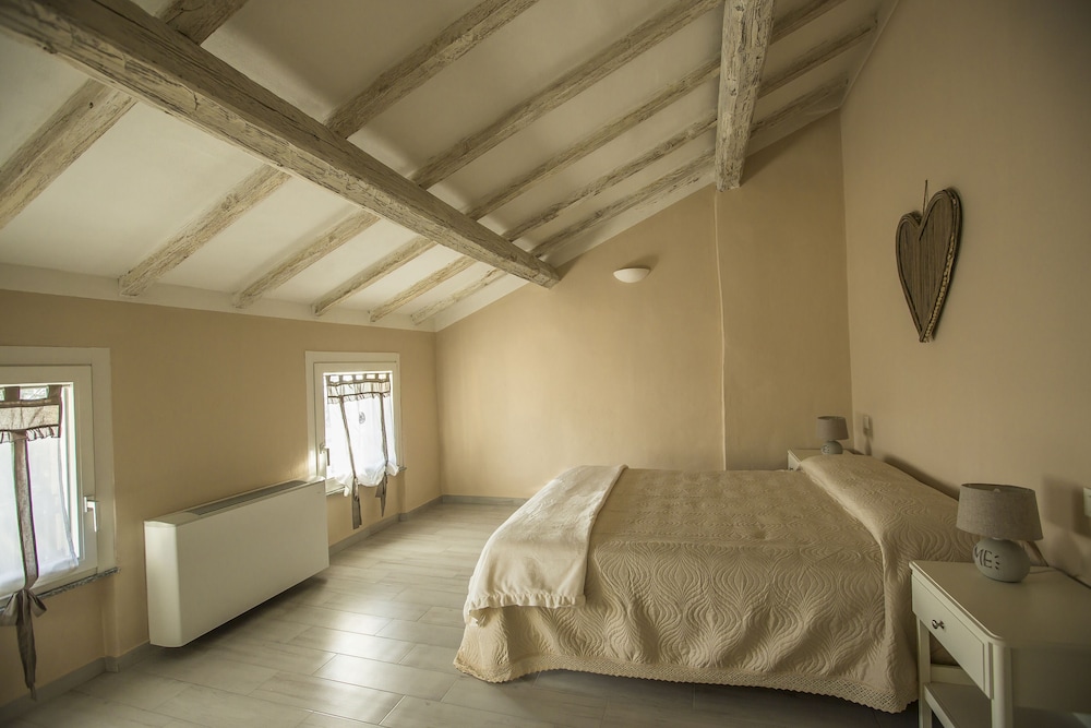 Romantic Double Room, 1 Queen Bed photo 3