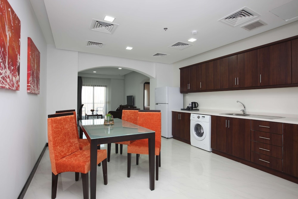 Suite, 2 Bedrooms (2 Single, 1 King) photo 2