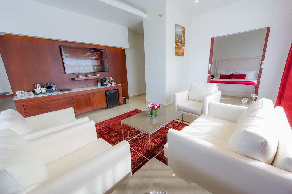 Junior Suite, 1 King Bed, Pool Access