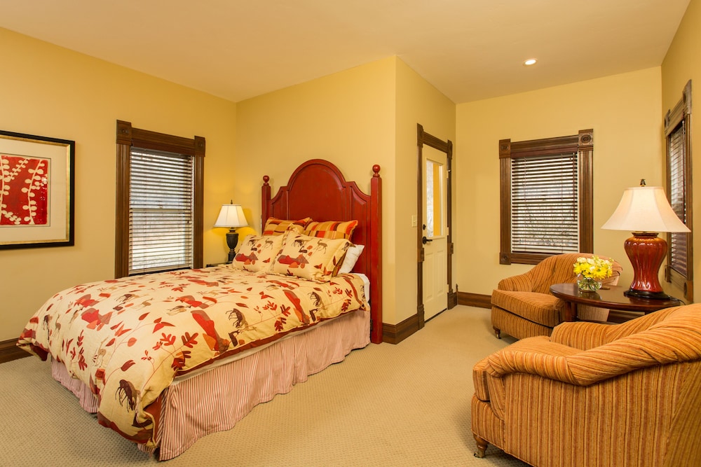 Sleeping Giant (1 Queen Bed With Sofabed)