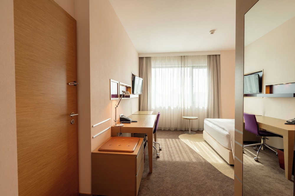 Deluxe Room, 1 King Bed - Photo 2