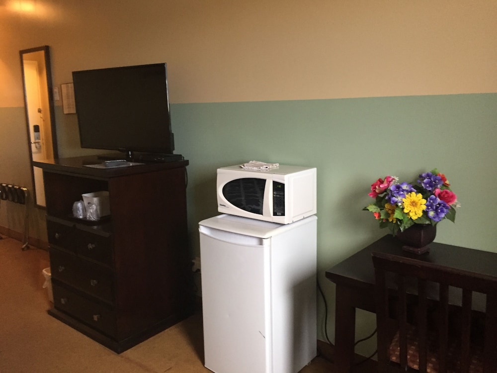Standard Single Room, 2 Queen Beds, Non Smoking, Refrigerator & Microwave photo 2