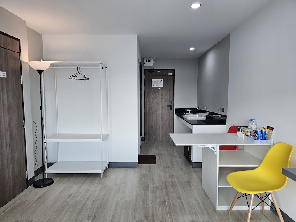 Standard Room, 1 King Bed, Private Bathroom, City View photo 3
