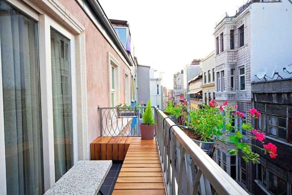 Desing Suite with Balcony photo 3