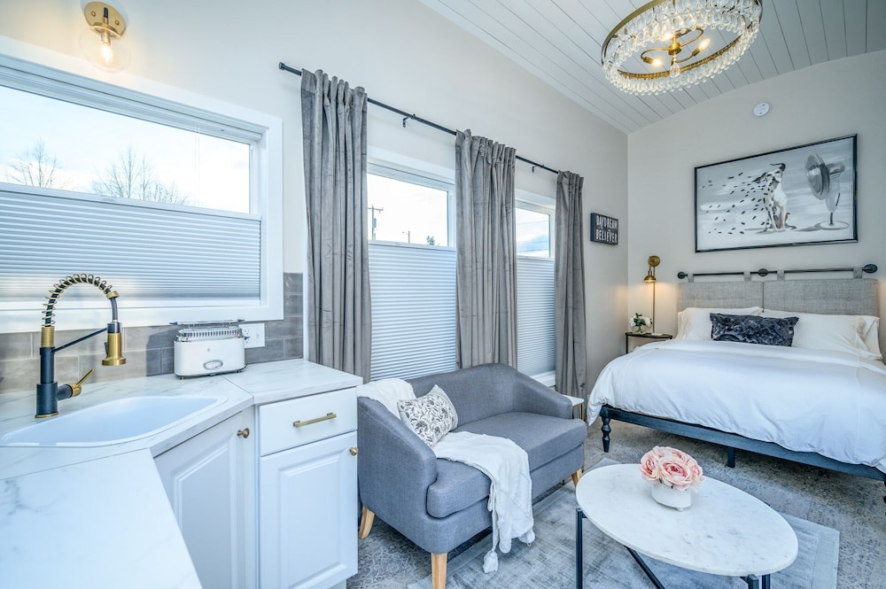 Deluxe Cottage, 1 Queen Bed, Courtyard View